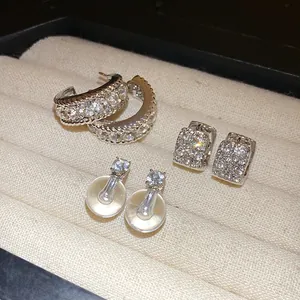 Elegante set di orecchini in argento con strass pavé e gocce trasparenti in portagioie