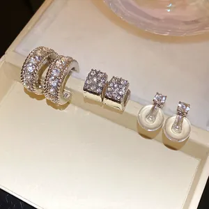Set di lusso di tre orecchini a lobo in argento con cristalli in portagioie elegante