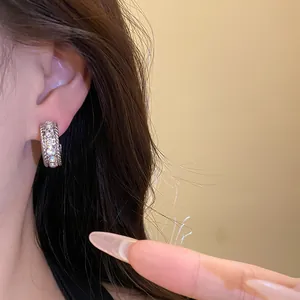 Eleganti orecchini a cerchio con diamanti pavé e ago d'argento per donna, lusso