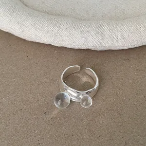 Detaillierte Ansicht eines silbernen Rings mit zwei klaren, transparenten Kugeln.