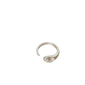 Minimalistischer silberner offener Ring mit einem klaren geometrischen ovalen Kunstharzstein