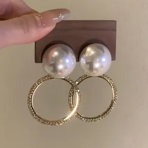 Elegantes pendientes de perlas vintage con aros dorados con pedrería para gala y fiesta