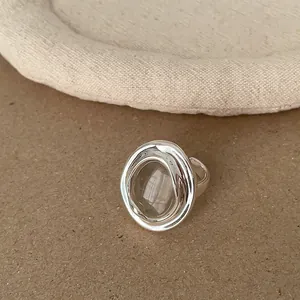 Nahaufnahme eines minimalistischen silbernen offenen Rings mit glänzendem Finish