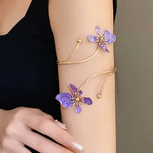 Bracelet de bras ouvert élégant en métal doré orné de jolies fleurs en émail violettes
