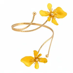 Bracelet de bras ouvert en métal doré avec fleurs en émail jaune et détails fins