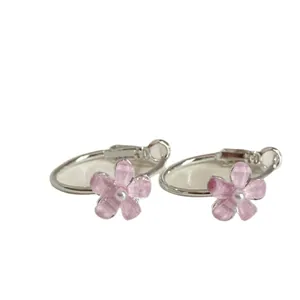 Bellissimi orecchini a cerchio con fiori rosa e centri di perle per donne dolci