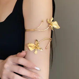 Bracelet de bras élégant en forme de fleur dorée sur un mannequin pour un style