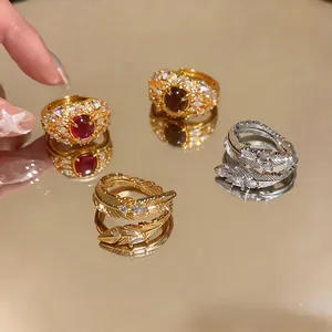 Set premium di anelli con piume e pietre preziose placcati in oro 18K con zirconi