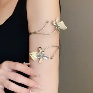 Vue détaillée d'un bracelet de bras élégant en argent avec motif floral sur le bras
