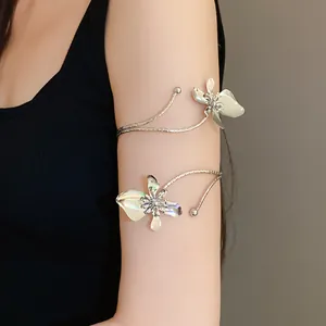 Vue détaillée d'un bracelet de bras élégant en métal argenté avec fleur sur le bras