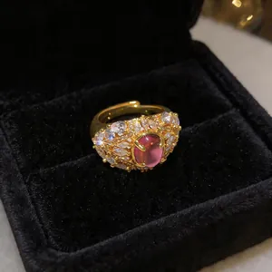 Dettaglio di un lussuoso anello placcato oro 18 carati con pietra rosa e zirconi