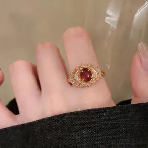 Primo piano di un anello placcato in oro 18 carats con una pietra rossa ovale centrale