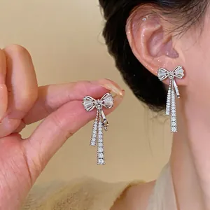 Élégants clips d'oreilles nœud en zircon plaqué or 14k avec pompons brillants