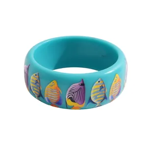 Lebhaftes türkisfarbenes Harz-Armband mit tropischem Fischdruck und Cartoon-Design