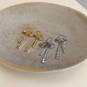 Détail de boucles d'oreilles clips nœuds élégantes avec incrustation de zircon brillant