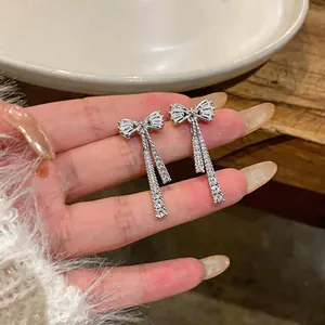 Gros plan détaillé de boucles d'oreilles clips nœud en zircone avec finition argentée