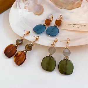 Elegantes pendientes geométricos de resina con efecto de tinta en tres colores