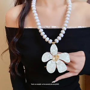 French Vintage White Beaded Necklace For Women Large Acrylic Flower Pendant Rhinestone Gold Fashion Clavicle Chain Jewelry
