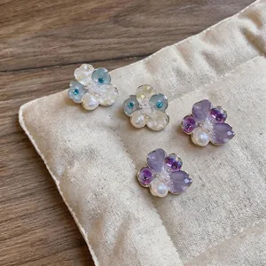 Sweet flower stud earrings with pearls and zircon in silver plating.