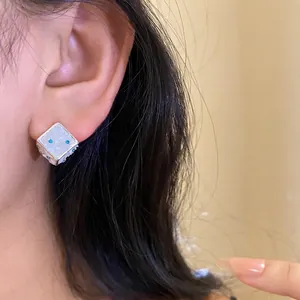 Orecchini a cubo in argento con trama di conchiglia e cristalli blu