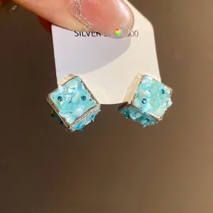 Orecchini a perno quadrati in conchiglia azzurra con aghi in argento e piccoli strass