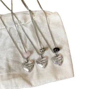 Colliers élégants avec pendentifs en cœur, pierres naturelles et gravures d'amour