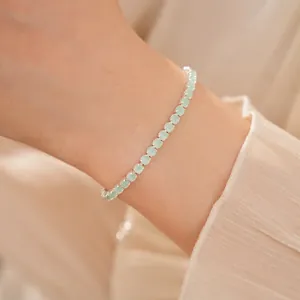 Bracelet de tennis élégant en zircone vert menthe au poignet pour un look luxueux chic