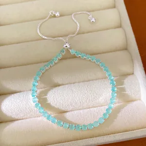 Bracelet réglable en argent avec oxydes de zirconium bleu clair dans un coffret en velours