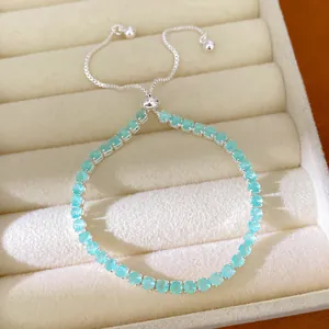 Gros plan d'un bracelet de tennis en argent avec des pierres de zirconium bleu clair