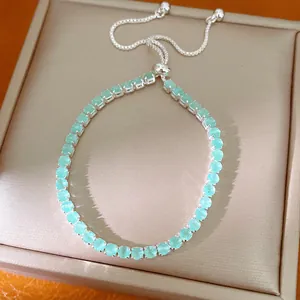 Gros plan d'un bracelet en argent ajustable avec des zircons cubiques ronds vert menthe
