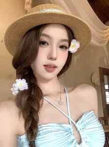 Jolies pinces à fleurs en tissu blanc pour un look de vacances élégant sur un modèle