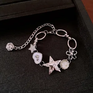 Bracelet vintage argenté de style punk avec breloques étoiles et cœurs scintillants