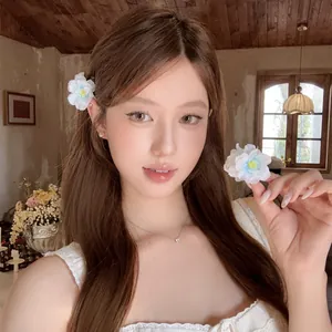 Élégant mannequin portant des pinces à cheveux en tissu à fleurs bleu et blanc