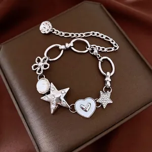 Bracelet punk argenté avec étoiles en strass et breloques cœur