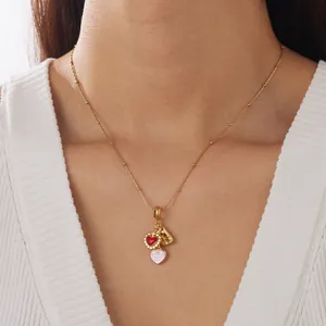 Detailansicht einer vergoldeten Edelstahlkette mit bunten Herzanhängern für Damen