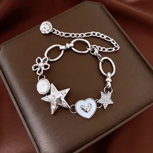 Vue détaillée d'un bracelet de style punk vintage avec étoiles en strass et cœurs.