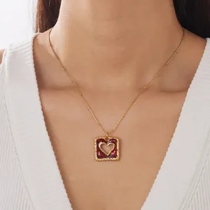 Detailansicht einer vergoldeten Edelstahlkette mit einem roten Herz-Emaille-Anhänger.