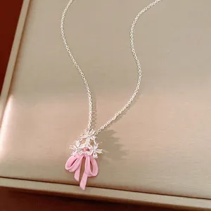 Elegante collana con ciondolo a fiore in zircone e un dolce fiocco in smalto rosa da donna.