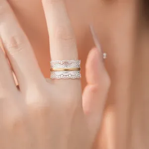 Elegante anello aperto in pizzo argento con fascia dorata per moda femminile