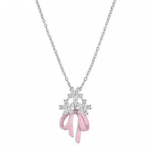 Elegante collana argentata con fiori di zircone e ciondolo a fiocco in smalto rosa.