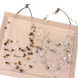 Elegante collana a più strati con perle irregolari e perline per le donne