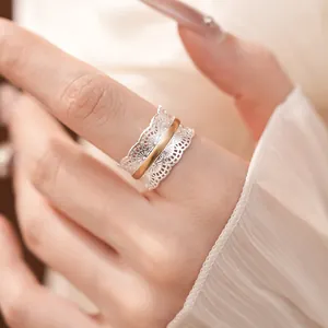 Primo piano di elegante anello in filigrana a pizzo bicolore oro e argento