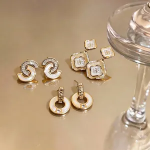 Elegantes pendientes chapados en oro con nácar y circón para mujer