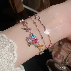 Elegante conjunto de pulseras de oro de 18 quilates con flores de circón y diseño romántico