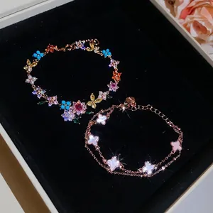 Elegante pulsera de estilo jardín con flores y mariposas de circón bañada en oro 18k