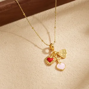 Elegante vergoldete Edelstahlhalskette mit detaillierten Herzanhängern im Fokus.