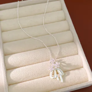 Elegante collana d'argento con fiore di zircone e ciondolo a fiocco bianco in scatola