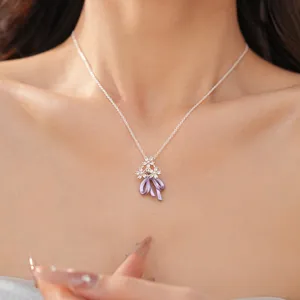 Dettaglio di collana color argento con fiocco viola e fiori di zircone eleganti