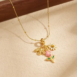 Detailansicht der vergoldeten Biene und rosa Blumenanhänger an einer Perlenhalskette