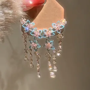 Orecchini a fiore di cristallo blu di lusso con eleganti lunghe nappe di strass brillanti